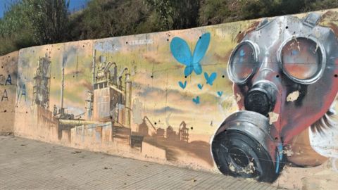 Mural a una paret representant la contaminació provocada per les fàbriques